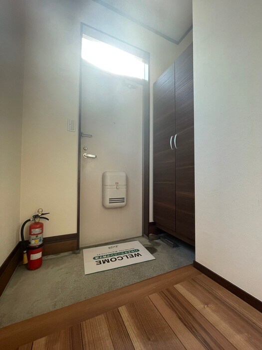 物件内観写真10　(玄関)