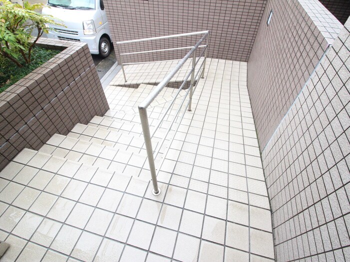 物件外観写真4　(エントランス部分)