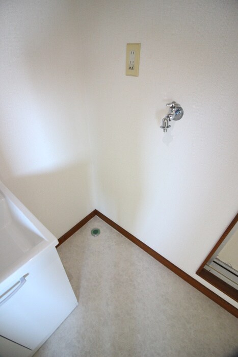 物件内観写真10　(洗濯機置場)