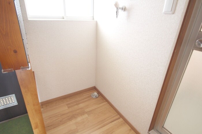 物件内観写真16　(洗濯機置場)