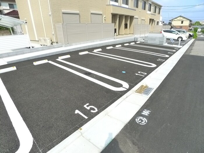 物件外観写真3　(駐車場)