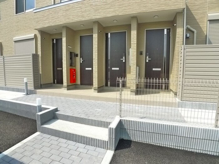 物件外観写真4　(エントランス部分)