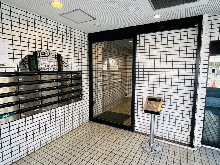 物件外観写真3　(エントランス部分)