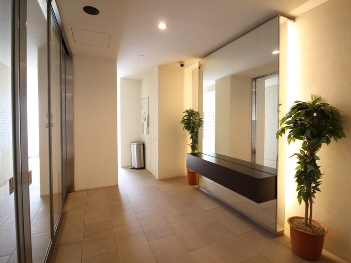 物件外観写真3　(エントランス部分)