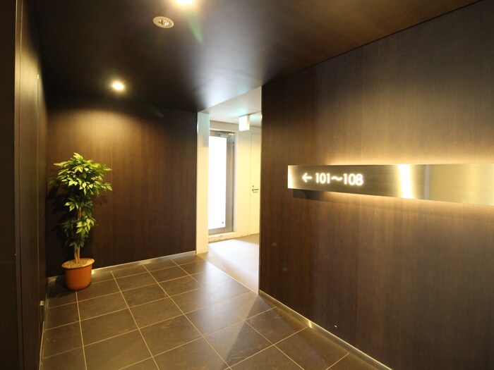 物件外観写真4　(エントランス部分)