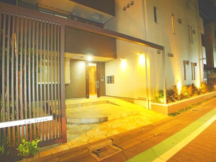 物件外観写真2　(エントランス部分)