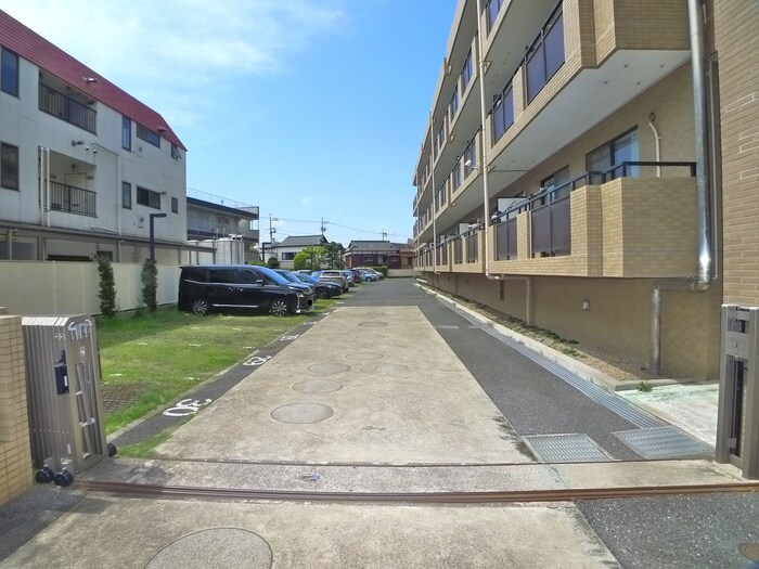 物件外観写真4　(駐車場)