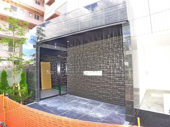 物件外観写真2　(エントランス部分)