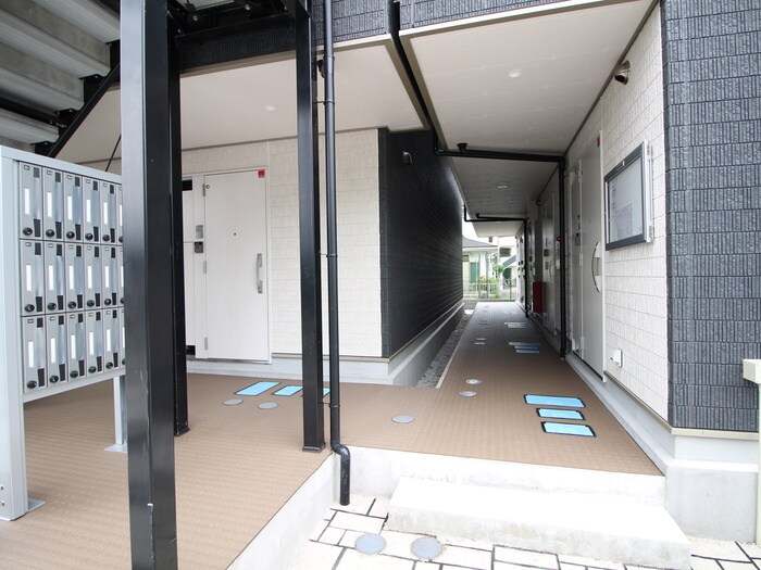 物件外観写真4　(エントランス部分)