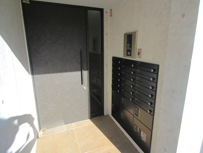 物件外観写真5　(エントランス部分)