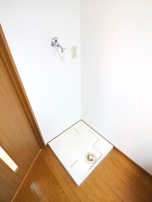 物件内観写真16　(洗濯機置場)