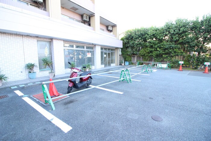 物件外観写真3　(駐車場)