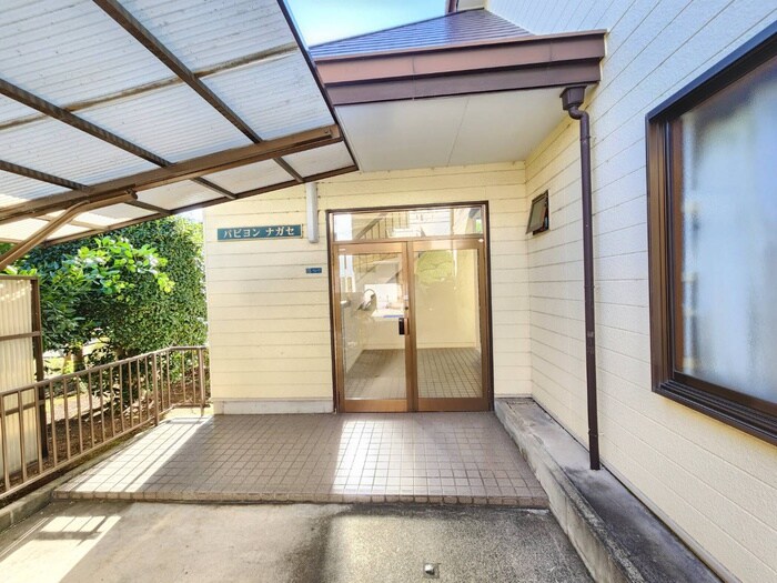 物件外観写真4　(エントランス部分)