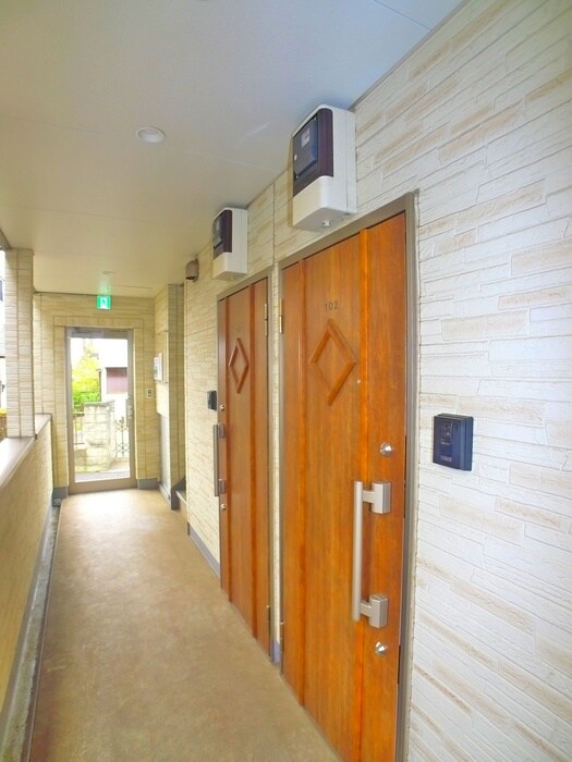 物件外観写真6　(エントランス部分)