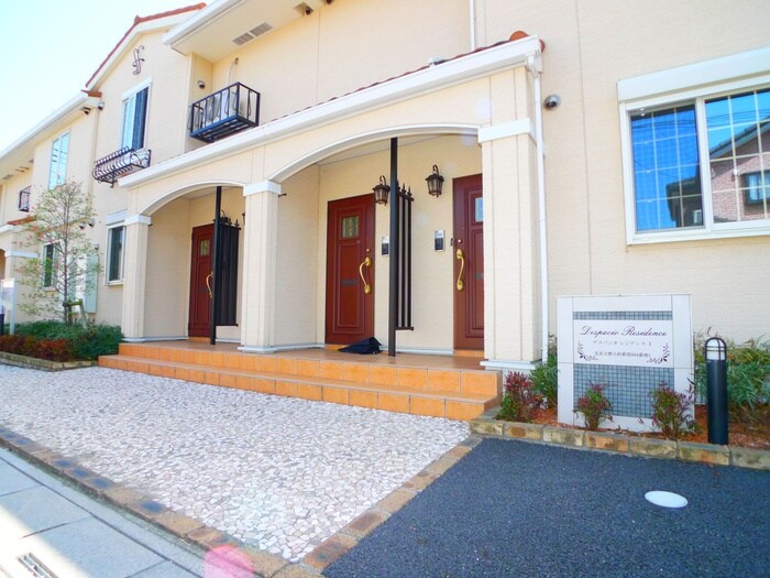 物件外観写真2　(エントランス部分)