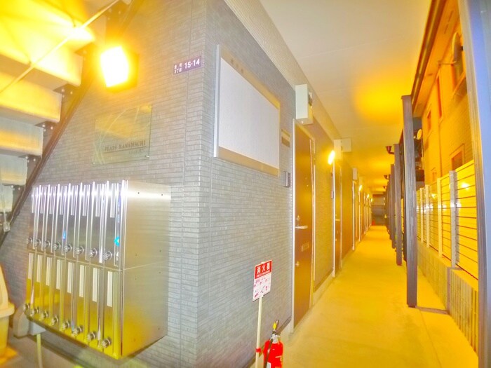 物件外観写真3　(エントランス部分)