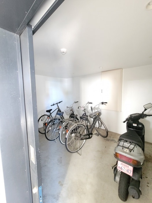 物件外観写真4　(駐輪場)