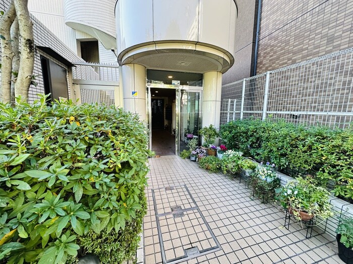 物件外観写真2　(エントランス部分)