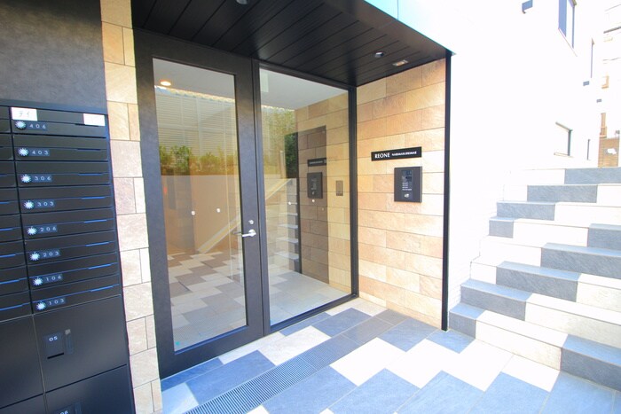 物件外観写真3　(エントランス部分)