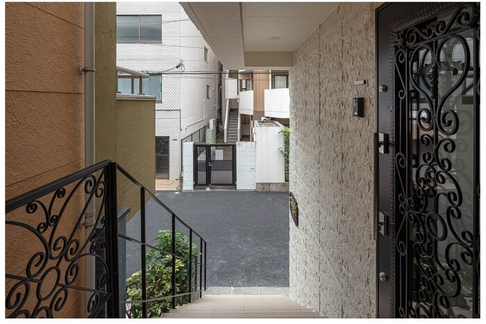 物件外観写真3　(エントランス部分)