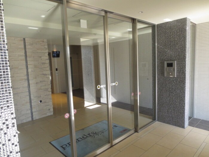 物件外観写真2　(エントランス部分)