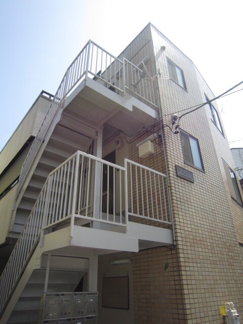 物件外観写真2　(エントランス部分)