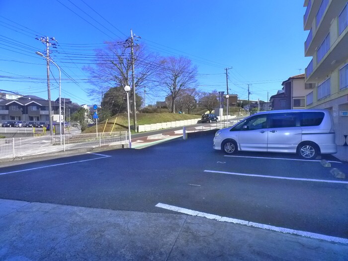 物件外観写真3　(駐車場)