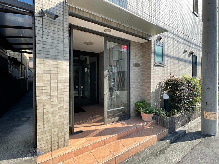 物件外観写真2　(エントランス部分)