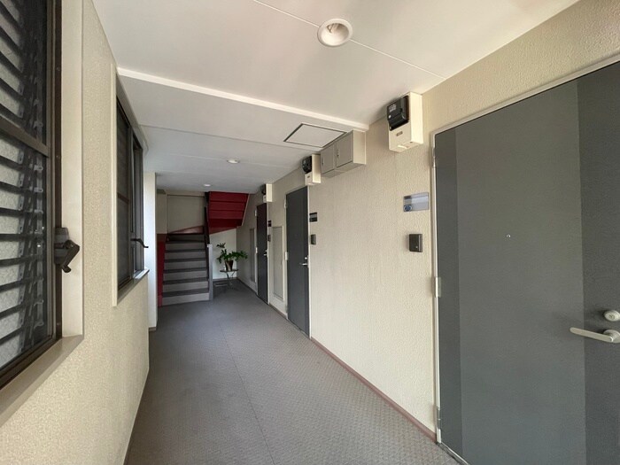 物件外観写真5　(エントランス部分)