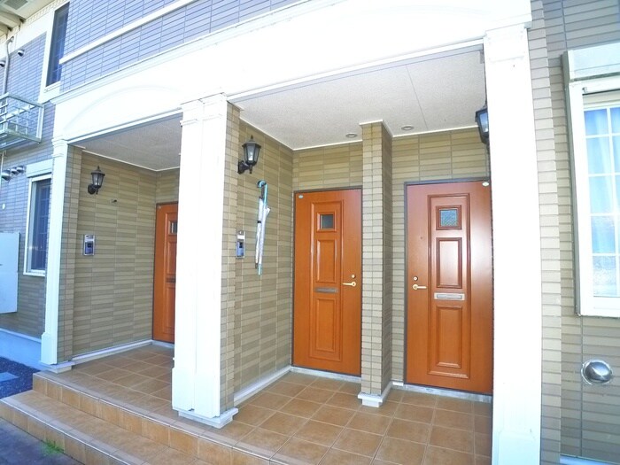 物件外観写真2　(エントランス部分)