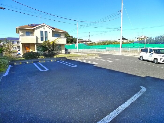 物件外観写真3　(駐車場)