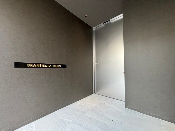 物件外観写真4　(エントランス部分)