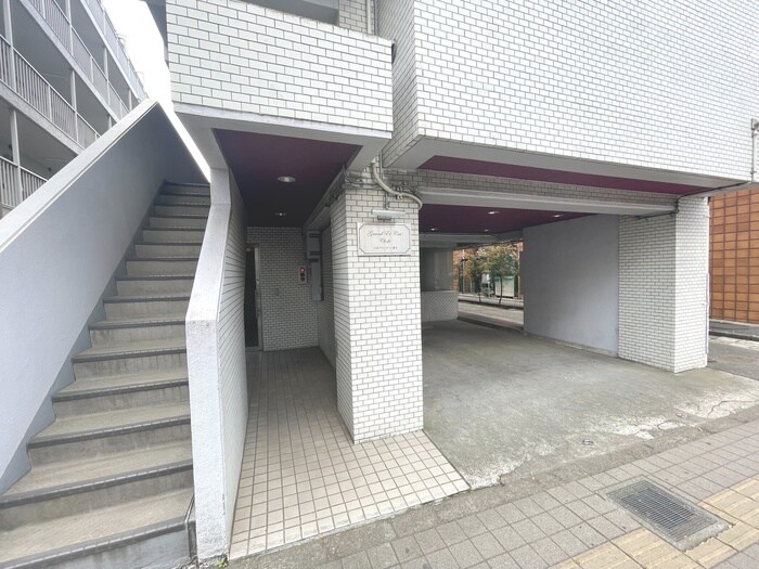 物件外観写真3　(エントランス部分)