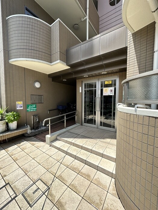 物件外観写真2　(エントランス部分)
