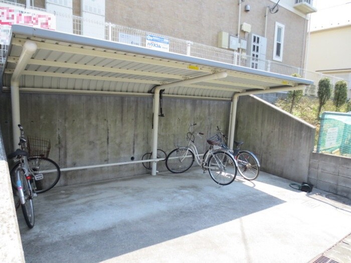 物件外観写真3　(駐輪場)