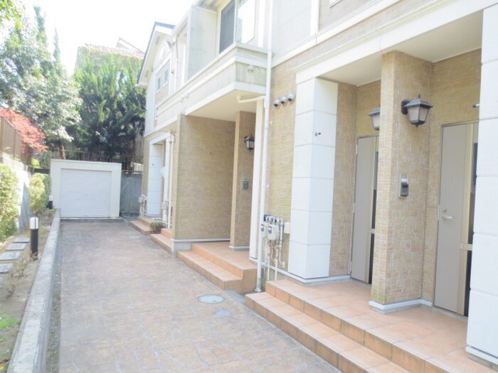 物件外観写真5　(エントランス部分)