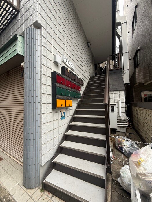 物件外観写真3　(エントランス部分)