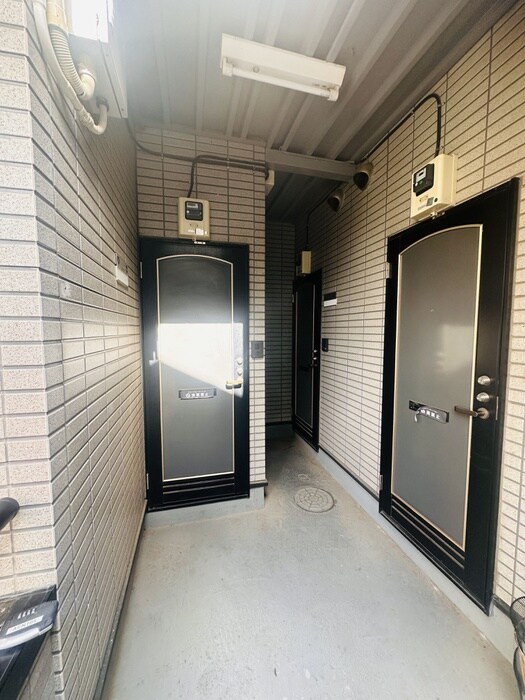 物件外観写真2　(エントランス部分)