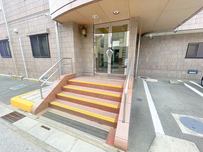 物件外観写真3　(エントランス部分)