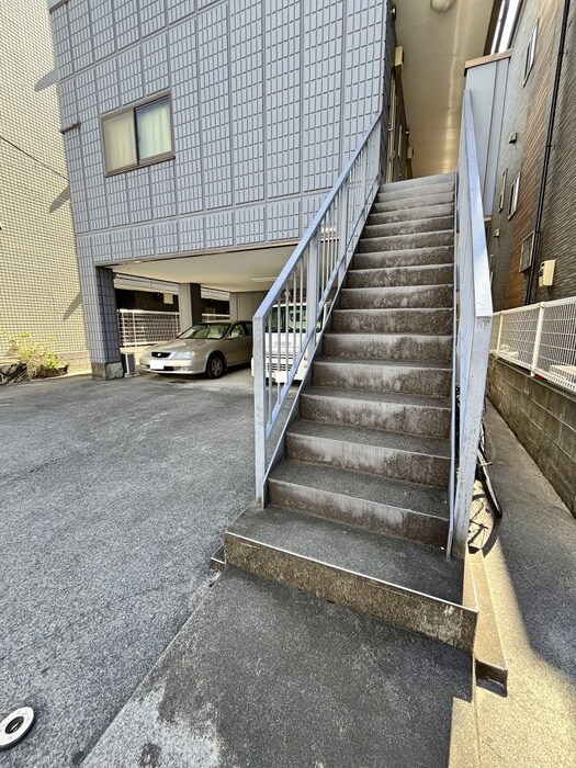 物件外観写真2　(エントランス部分)