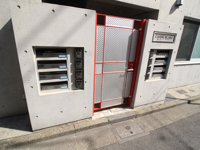 物件外観写真3　(エントランス部分)