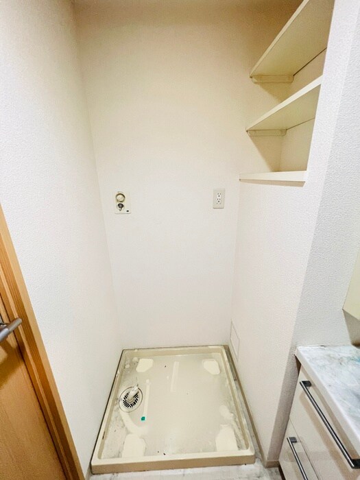 物件内観写真16　(洗濯機置場)