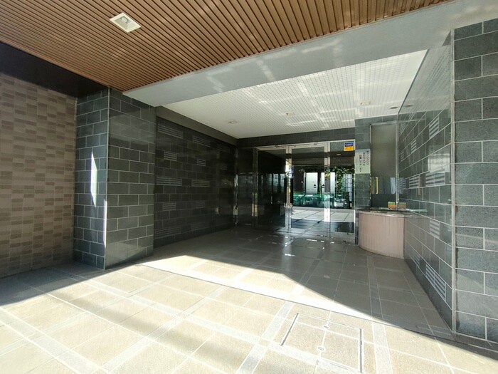 物件外観写真3　(エントランス部分)