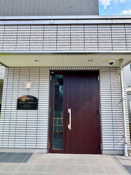 物件外観写真3　(エントランス部分)