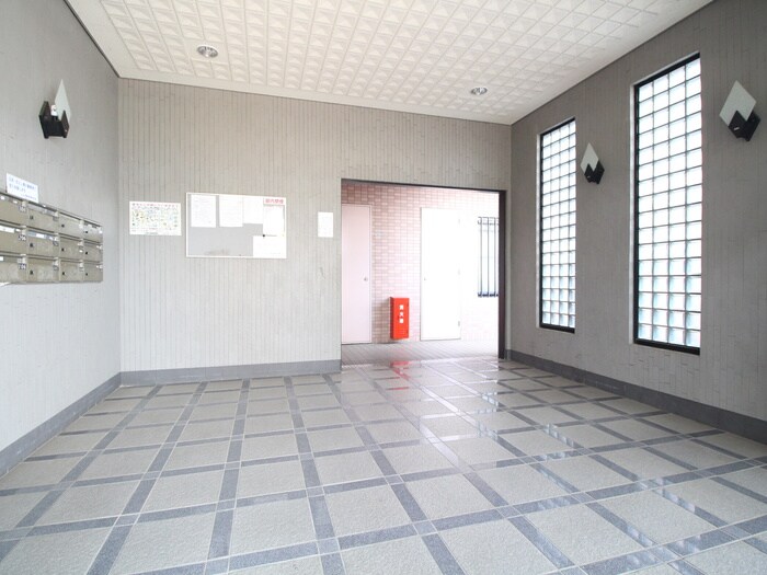 物件外観写真3　(エントランス部分)