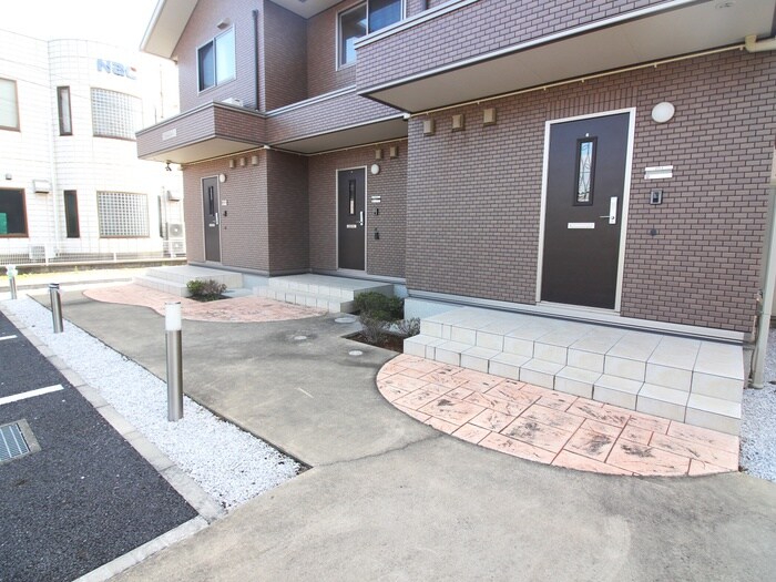 物件外観写真2　(エントランス部分)