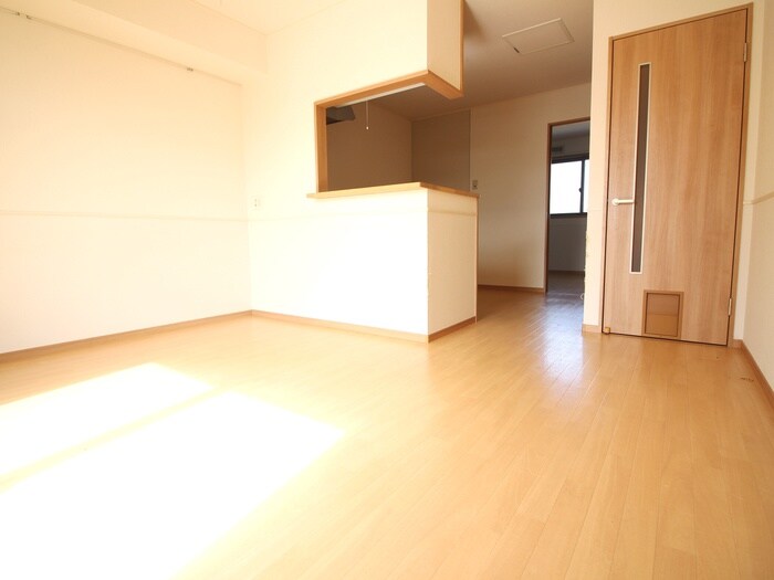 物件内観写真8　(室内からの展望)