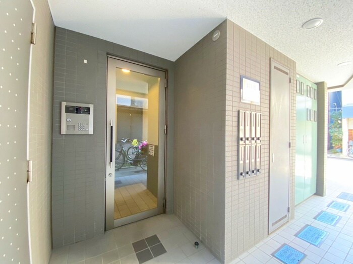 物件外観写真2　(エントランス部分)