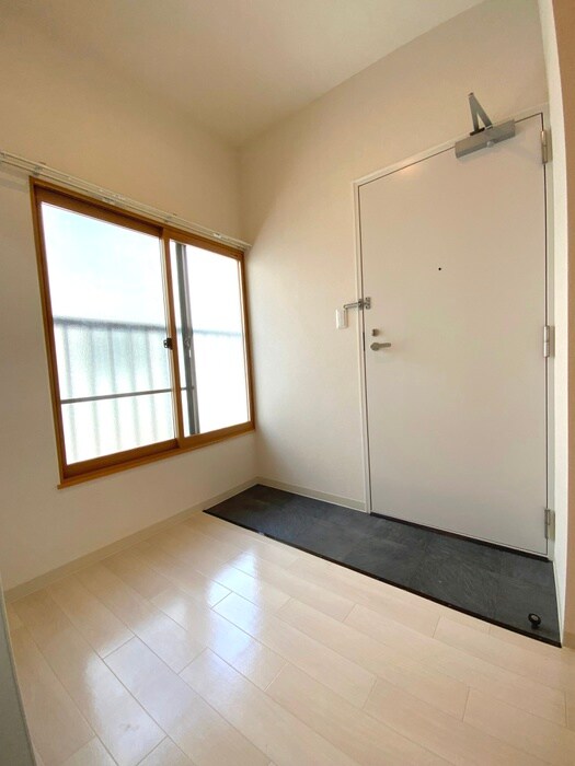 物件内観写真8　(玄関)