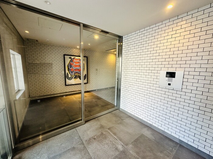 物件外観写真2　(エントランス部分)